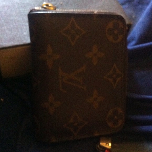 AUTHENTIC LV zippered coin case - Picture 2 of 2