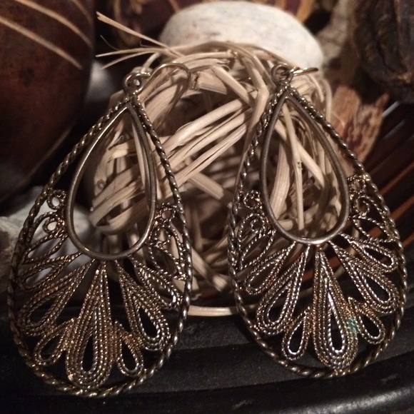 Earrings - Picture 1 of 2
