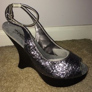 NWOT Silver sparkly Hollywood Heels wood wedge