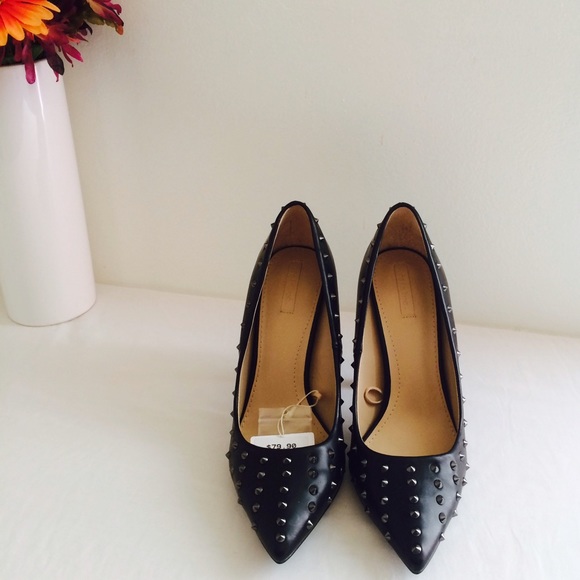 Zara Shoes - 🌺 Zara trafaluc spike leather pumps!