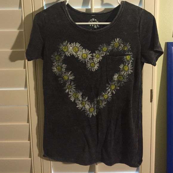 distressed daisy heart shirt with front pocket