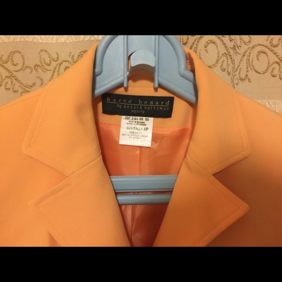 Like new Have Bernard blazer , Size 4P. - Picture 3 of 3