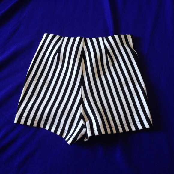 **SOLD**Striped shorts with gold buttons w/Pockets - Picture 2 of 4