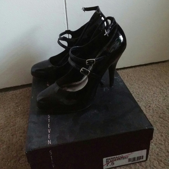 Black patent leather Mary Jane pumps