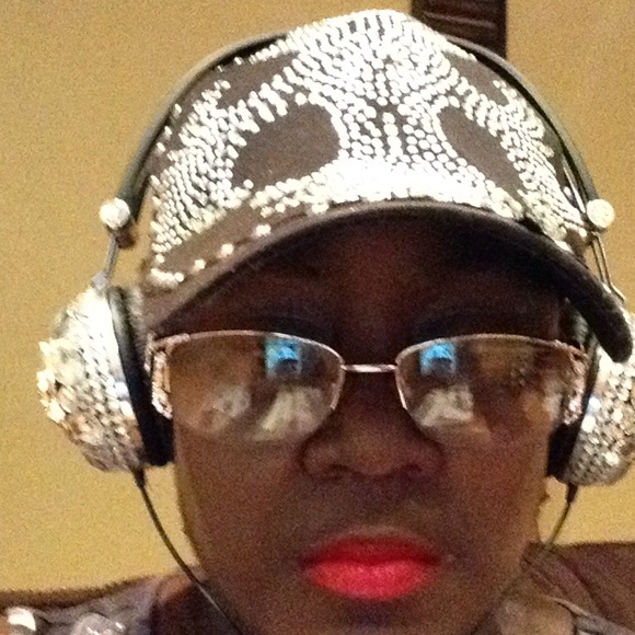 Meet your Posher, Yvonne - Picture 2 of 2