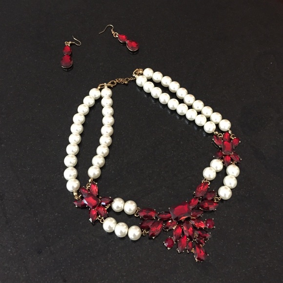 BEAUTIFUL NECKLACE AND EARRINGS SET