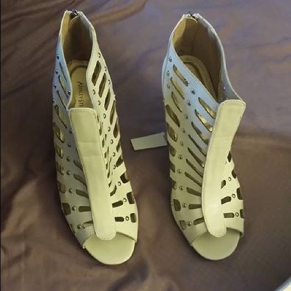Extremely cute open toe wedge heel