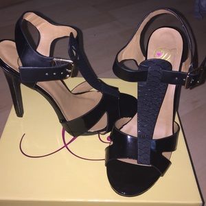 black strappies // never worn except try on 🌻