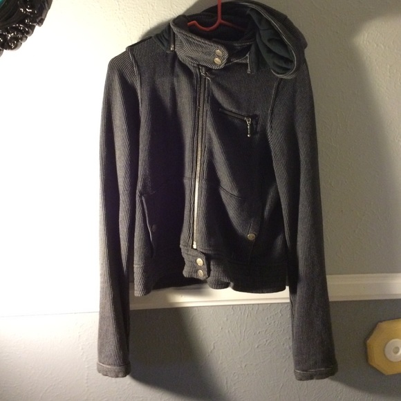 Nice jacket with removable hood - Picture 2 of 3