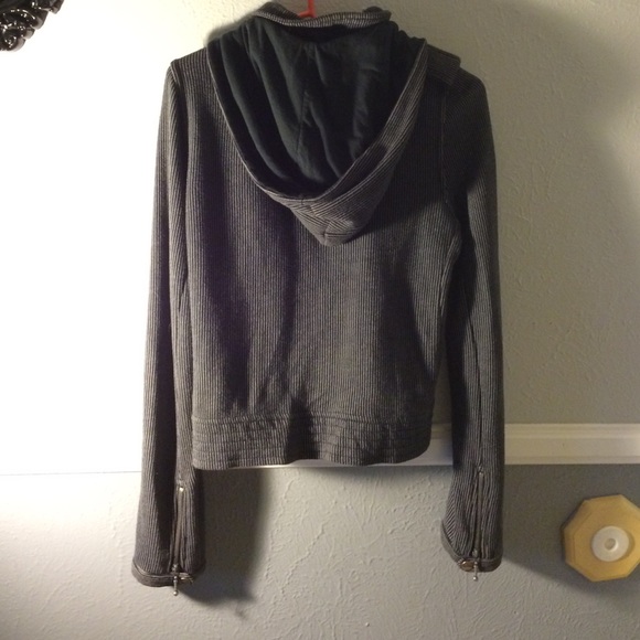 Nice jacket with removable hood - Picture 3 of 3