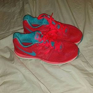 NIKE dual fusion shoes