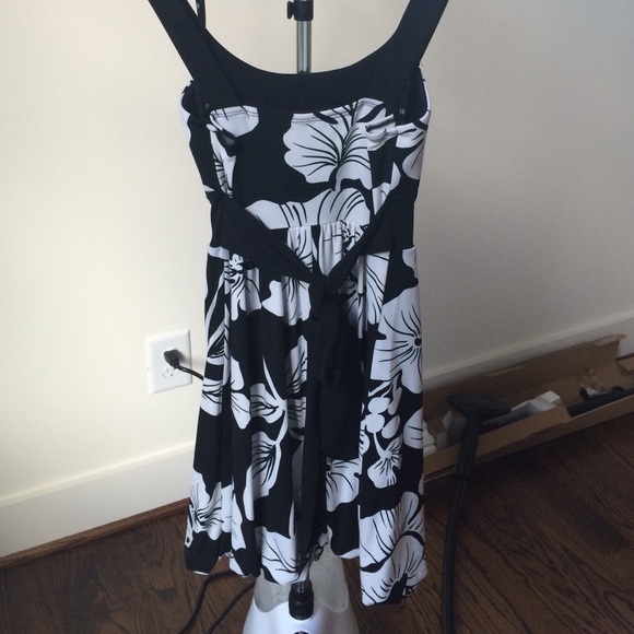 Simple black and white dress -LAST CHANCE - Picture 2 of 2