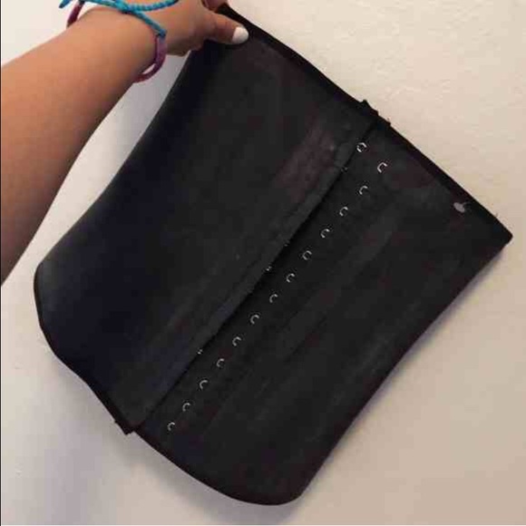 Ann Cherry Latex small waist trainer (32) no box