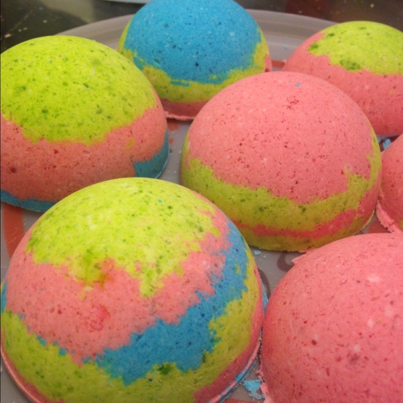 Powderpuff bath bombs