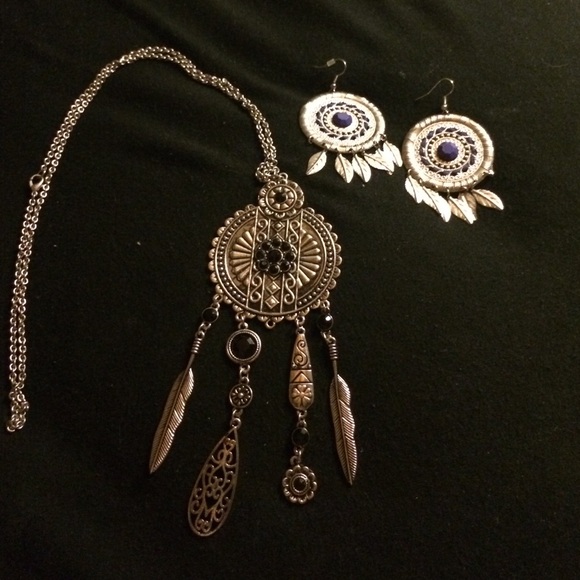 Earrings and necklace set!