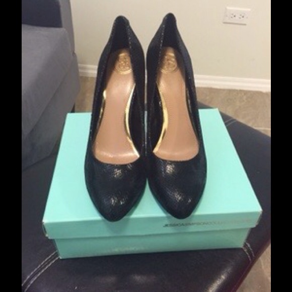 black pumps.