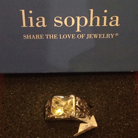 NWT. Lia Sophia Ring