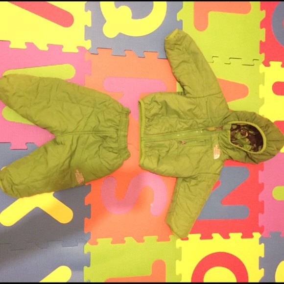 😃SALE!😃North Face Infant Reversible snow suit