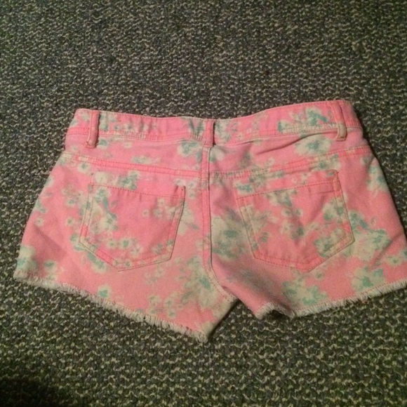 Studded pink floral shorts really cute and comfy!! - Picture 2 of 2