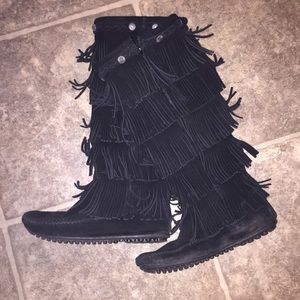 Black size 7 Minnetonka 5 layer fringe boots