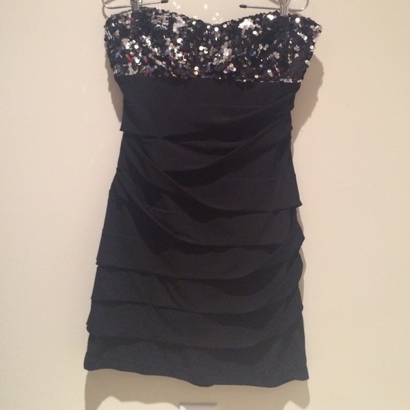 Strapless black dress with sequins