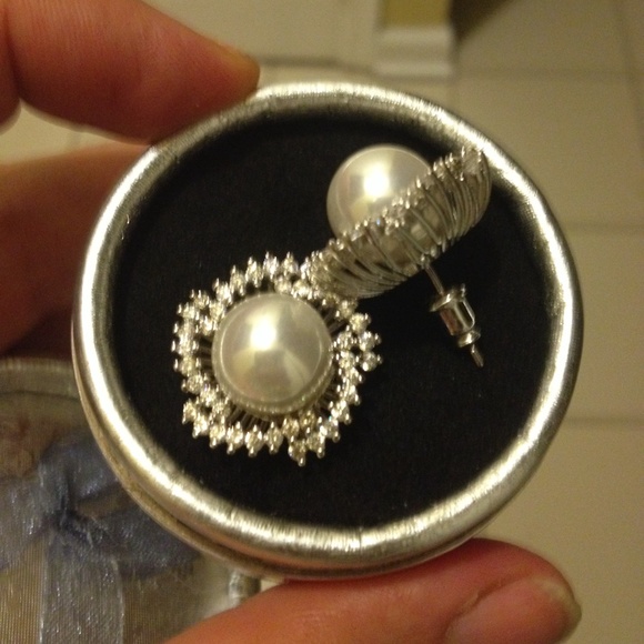 White gold plated topaz & faux pearl stud earrings - Picture 2 of 3