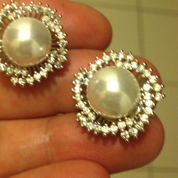 White gold plated topaz & faux pearl stud earrings - Picture 3 of 3