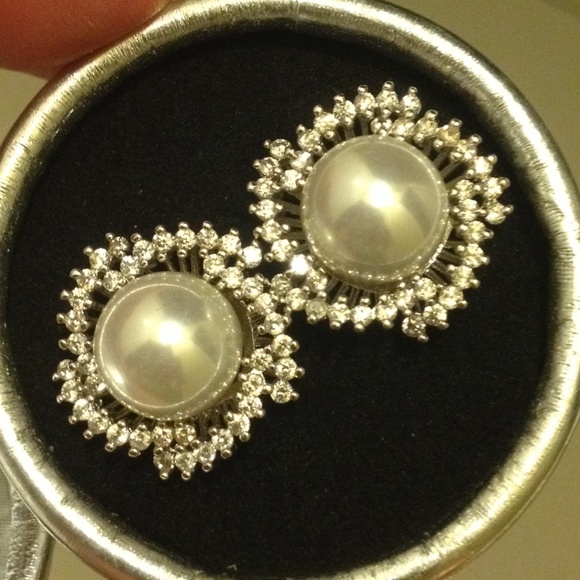 Jewelry - White gold plated topaz & faux pearl stud earrings
