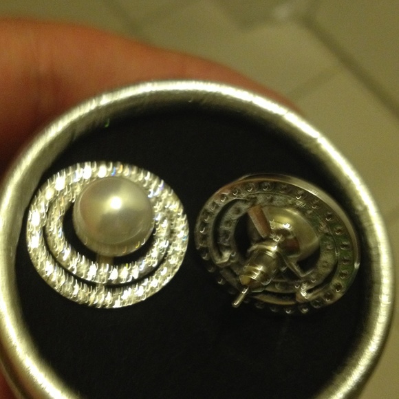 White gold plated topaz & faux pearl stud earrings - Picture 2 of 3