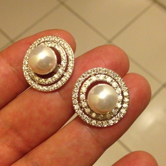 White gold plated topaz & faux pearl stud earrings - Picture 3 of 3