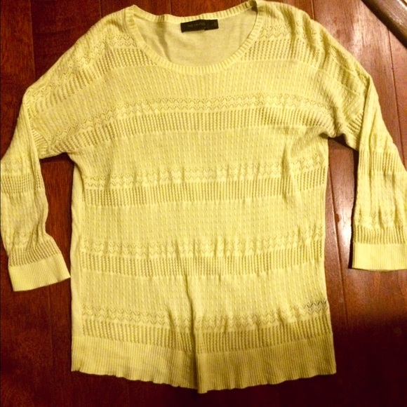 Super cute 3/4 sleeve shirt, covered back