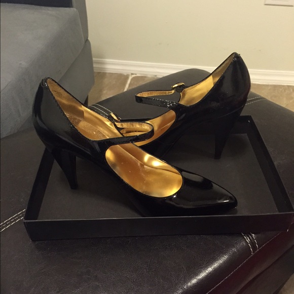 Patent leather black pump w/strap.