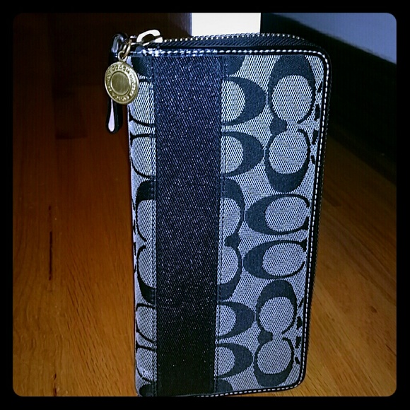 COACH Accordion zipper wallet in signature canvas