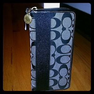 COACH Accordion zipper wallet in signature canvas