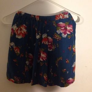 Cute floral print skirt!