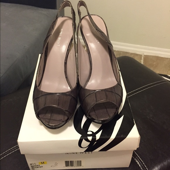 Sling back peep toe pump