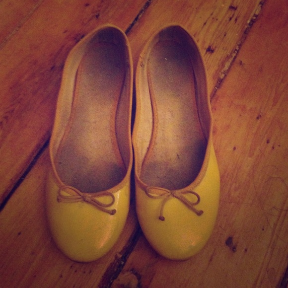 Adorable yellow flats!