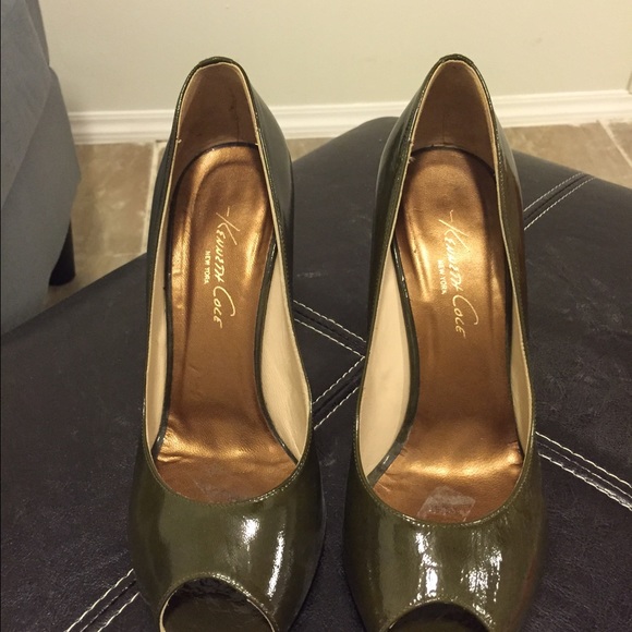 Peep toe pump
