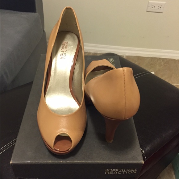Nude peep toe