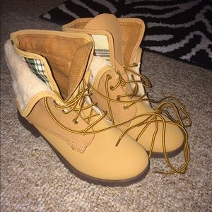 Brand new work boots with plaid design