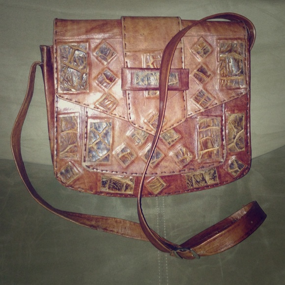 Brown leather purse with alligator details