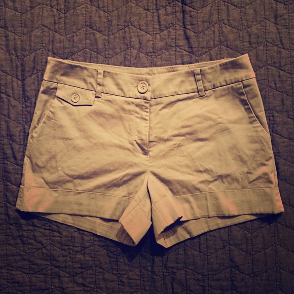 H&M Olive Khaki Shorts - Picture 1 of 3