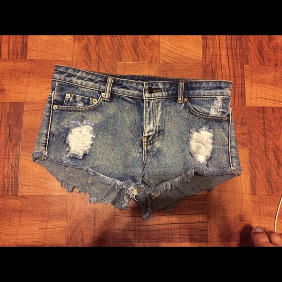Cut-off distressed denim shorts
