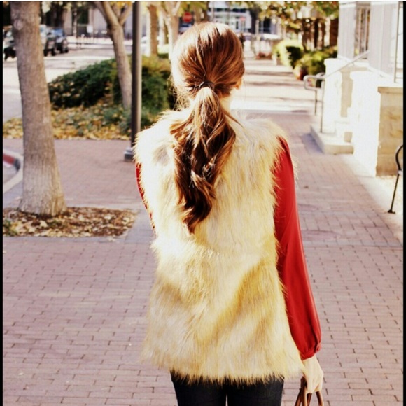 Sanctuary faux fur vest with leather belt! - Picture 3 of 4
