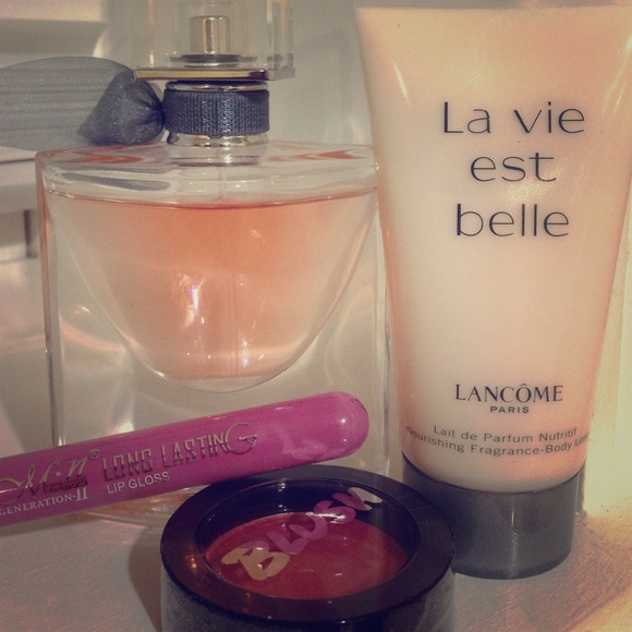 Lancome Perfume (FREE Matte Lipgloss & Blush)