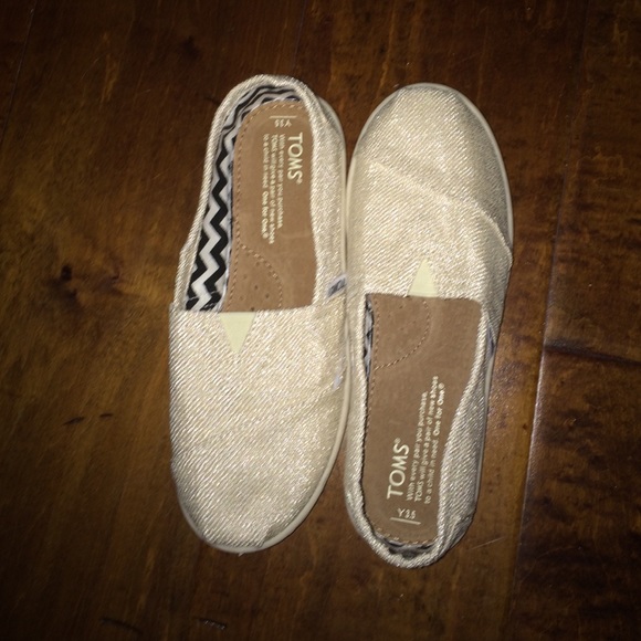 Never worn Kids toms
