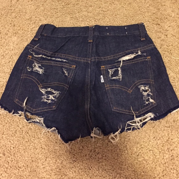 Vintage high waisted denim Levi's shorts - Picture 2 of 2