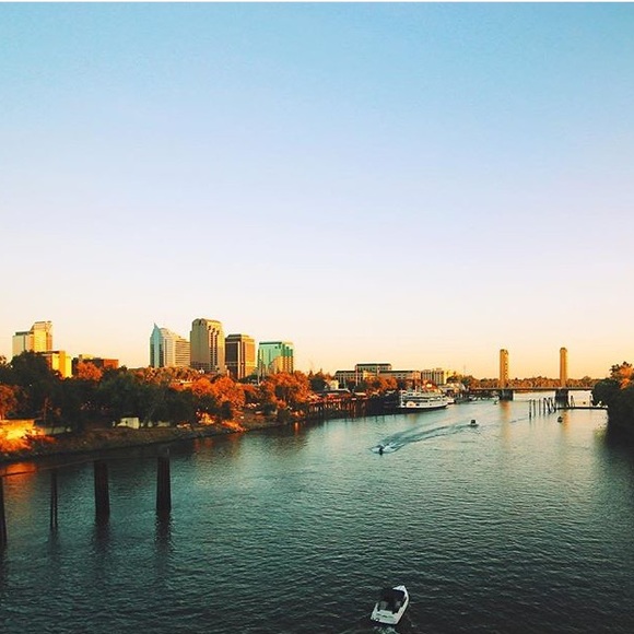 Bundle-buying more than 1 item from same closet 🎁 - Picture 3 of 5