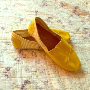 Summer yellow Toms size 7.