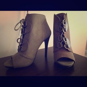 Vaughn olive heals size 7 never worn!